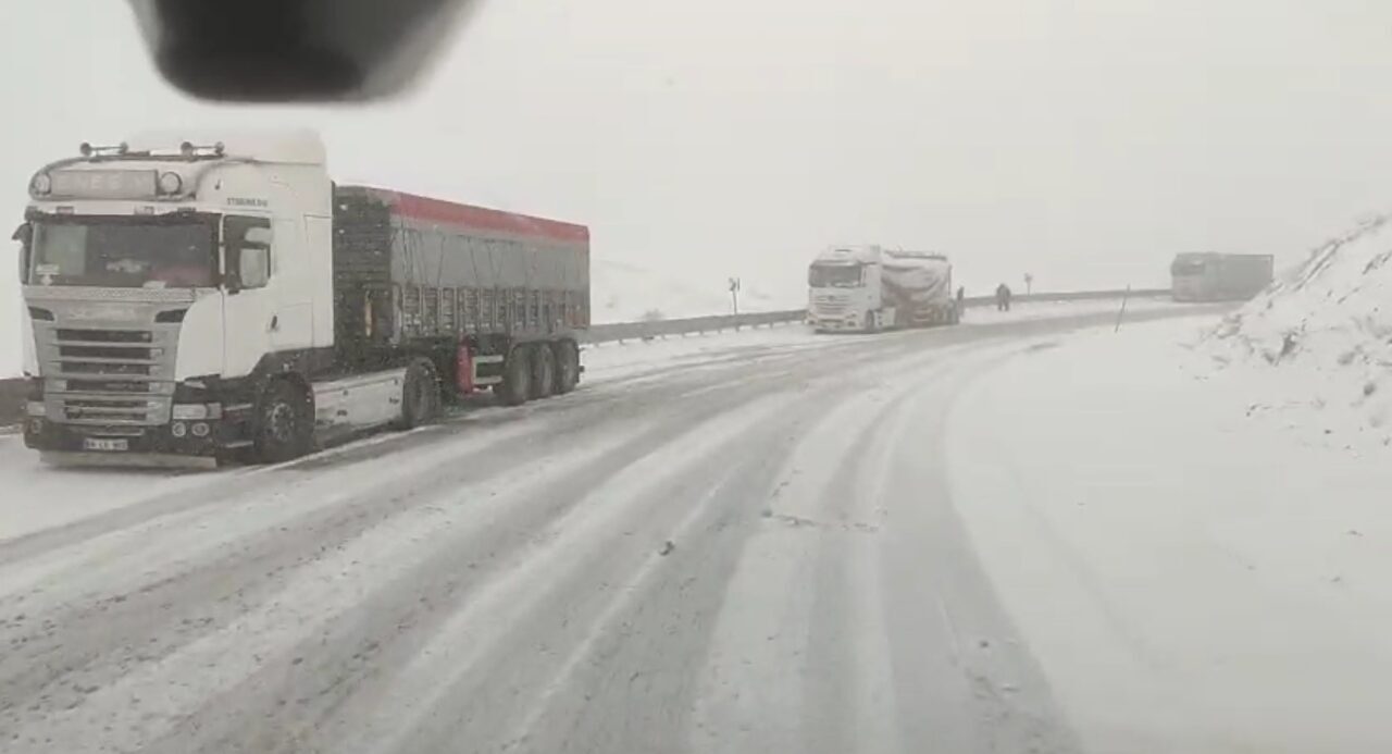 Bayburt’un yüksek kesimlerinde etkili olan kar yağışı ve tipi, ulaşımda
