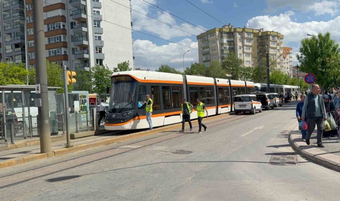 Eskişehir’de tramvaylara elektrik sağlayan katener telinin kopması üzerine Osmangazi Üniversitesi