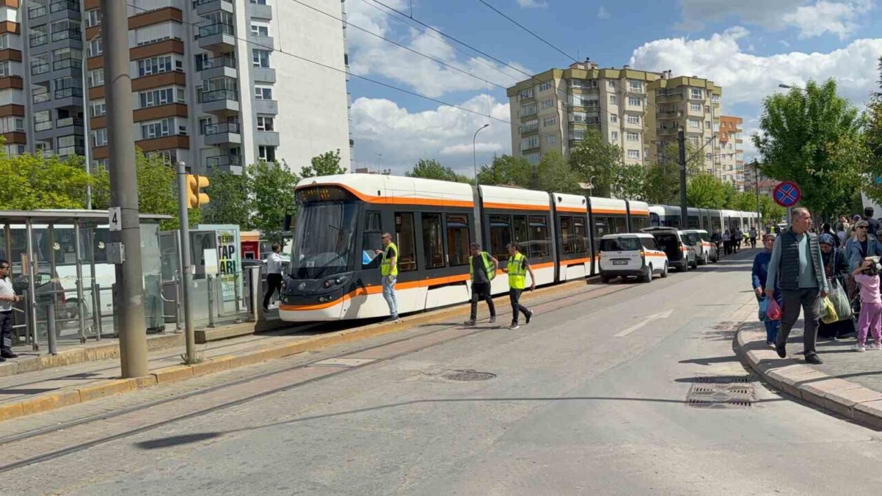 Eskişehir’de tramvaylara elektrik sağlayan katener telinin kopması üzerine Osmangazi Üniversitesi