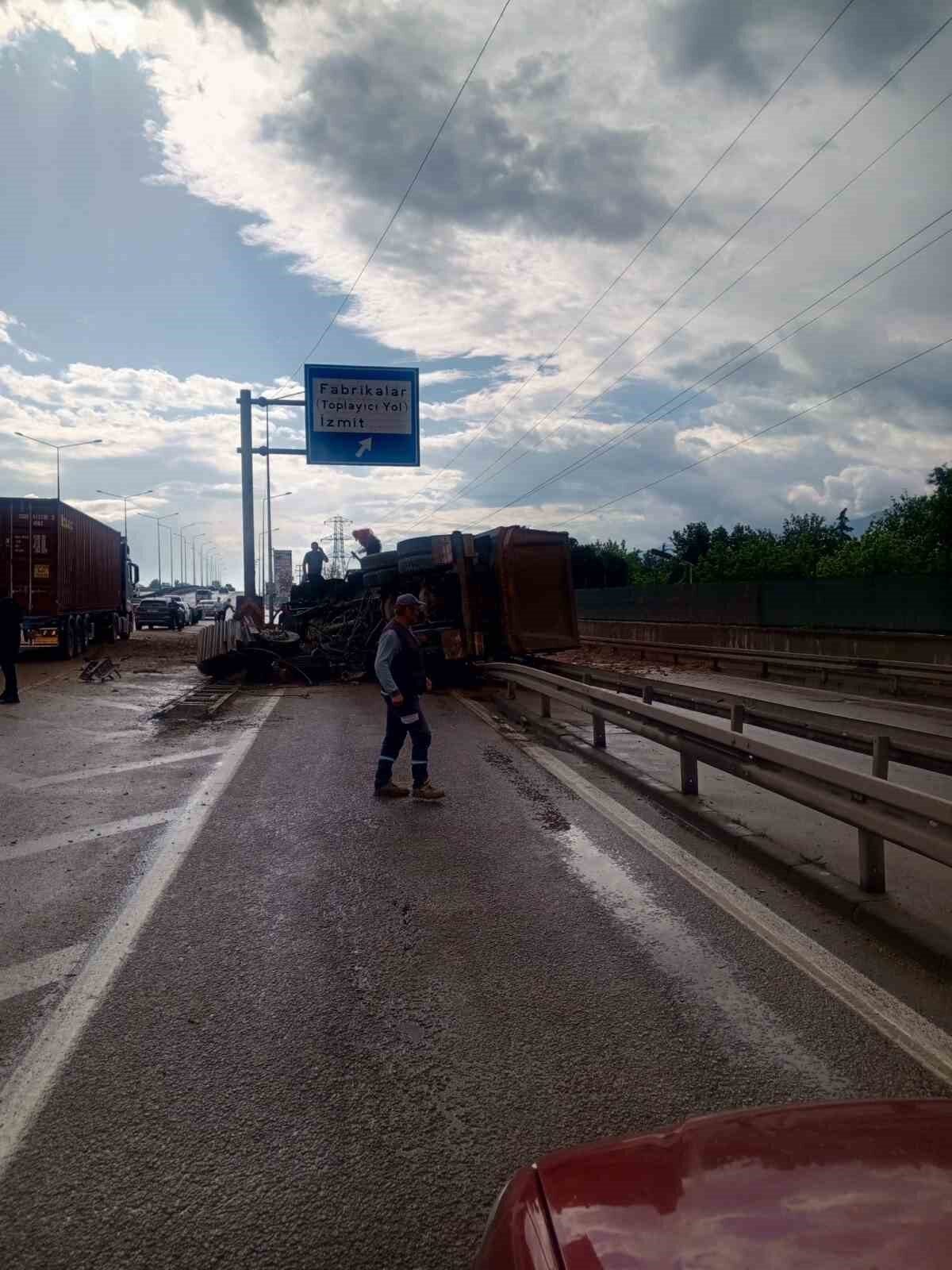 Kocaeli’nin Başiskele ilçesinde yola aniden çıkan köpeğe çarpmamak için manevra