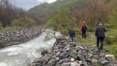 Muş’un Cevizlidere köyünde köprüden geçerken dengesini kaybederek çaya düşen kadın,