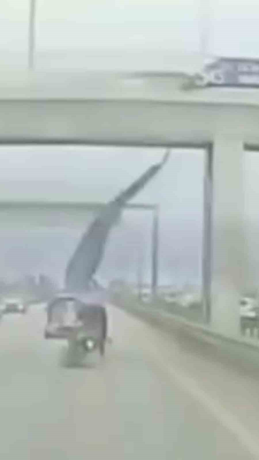 Kocaeli’de köprüden sarkan reklam afişinin motosikletliye çarpmasıyla meydana gelen kazada