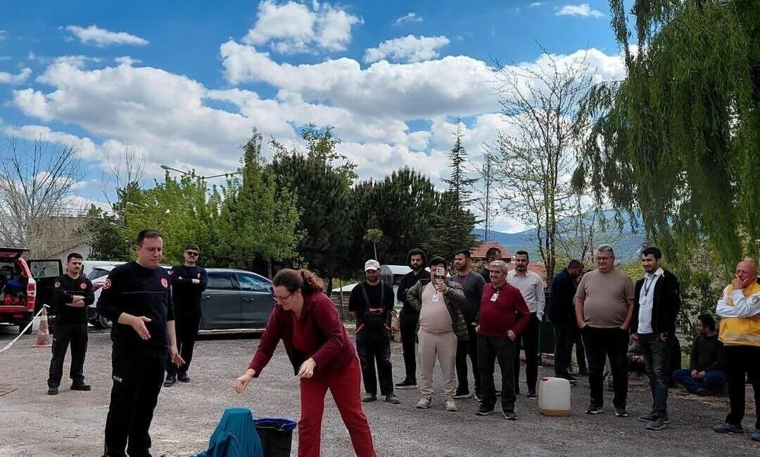 Korkuteli Devlet hastanesinde Antalya Büyükşehir Belediyesi İtfaiye ekiplerince muhtemel yangın