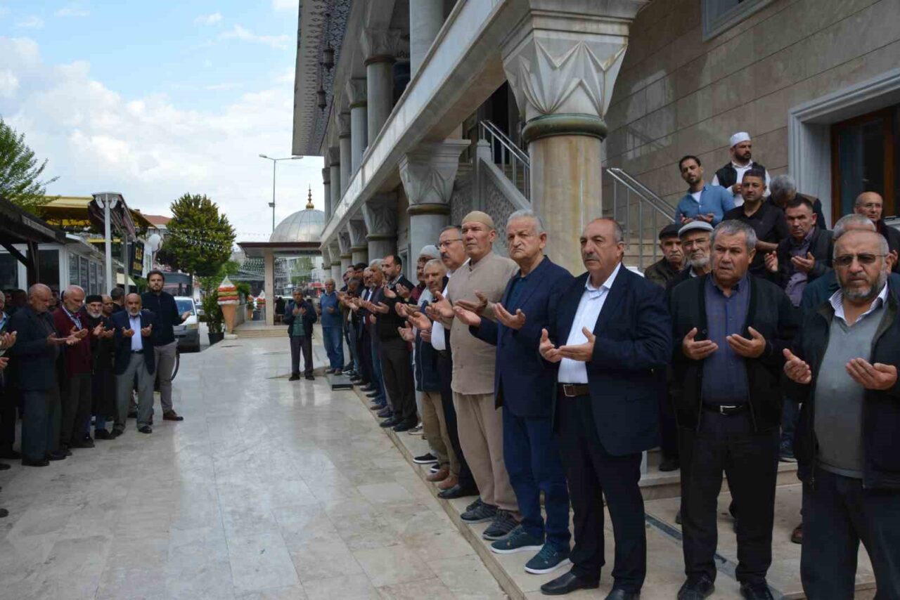 Korkuteli’nden bu yıl hacca gidecek 103 hacı adayı için uğurlama