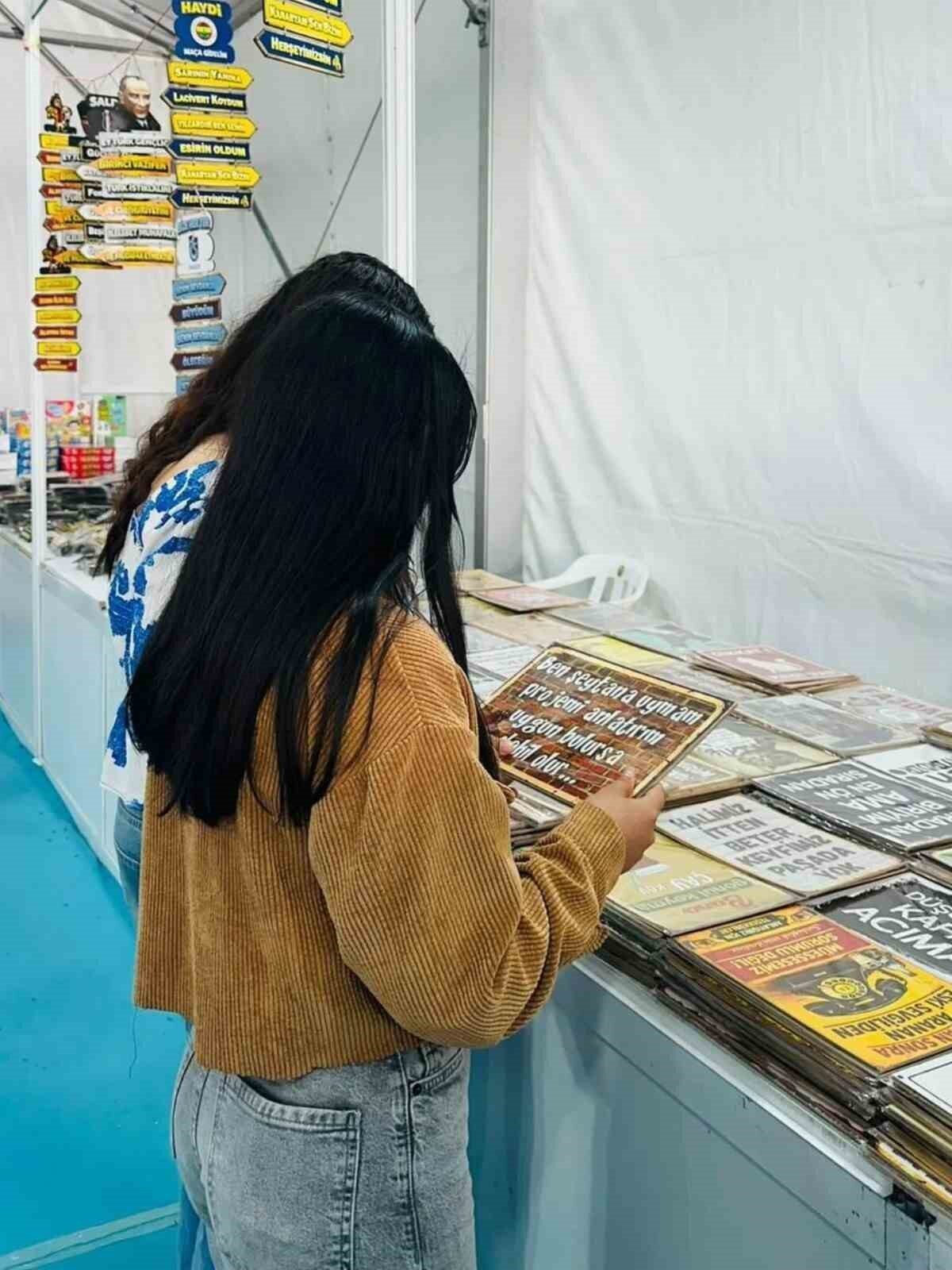 Bilecik’in Bozüyük ilçesinde koruma ve bakım altındaki çocuklar, düzenlenen kitap