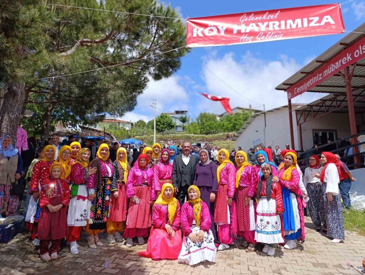 Gördes’in Köseler Mahallesi’nde düzenlenen geleneksel köy hayrına yaklaşık 3 bin