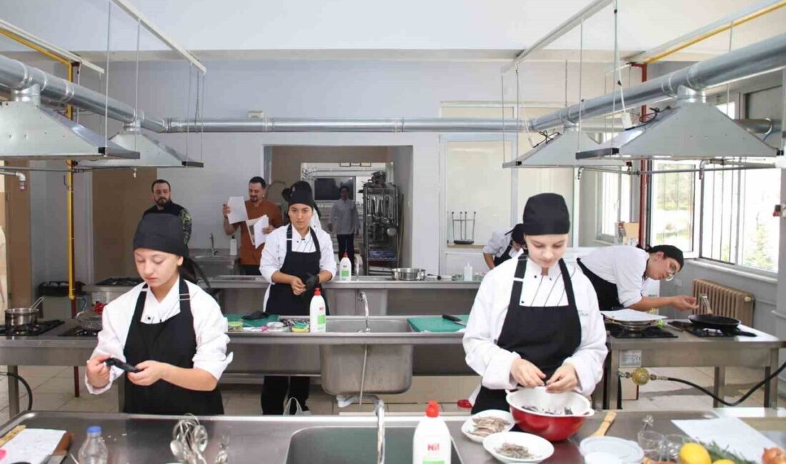 Aydın’ın Köşk ilçesinde düzenlenen yemek yarışmasında meslek lisesi öğrencileri hazırladıkları
