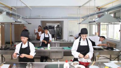 Aydın’ın Köşk ilçesinde düzenlenen yemek yarışmasında meslek lisesi öğrencileri hazırladıkları