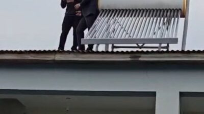 AK Parti Tunceli İl Başkanı Hakan Özer, çatı üzerinde çalışan