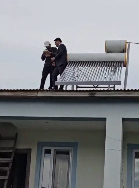 AK Parti Tunceli İl Başkanı Hakan Özer, çatı üzerinde çalışan