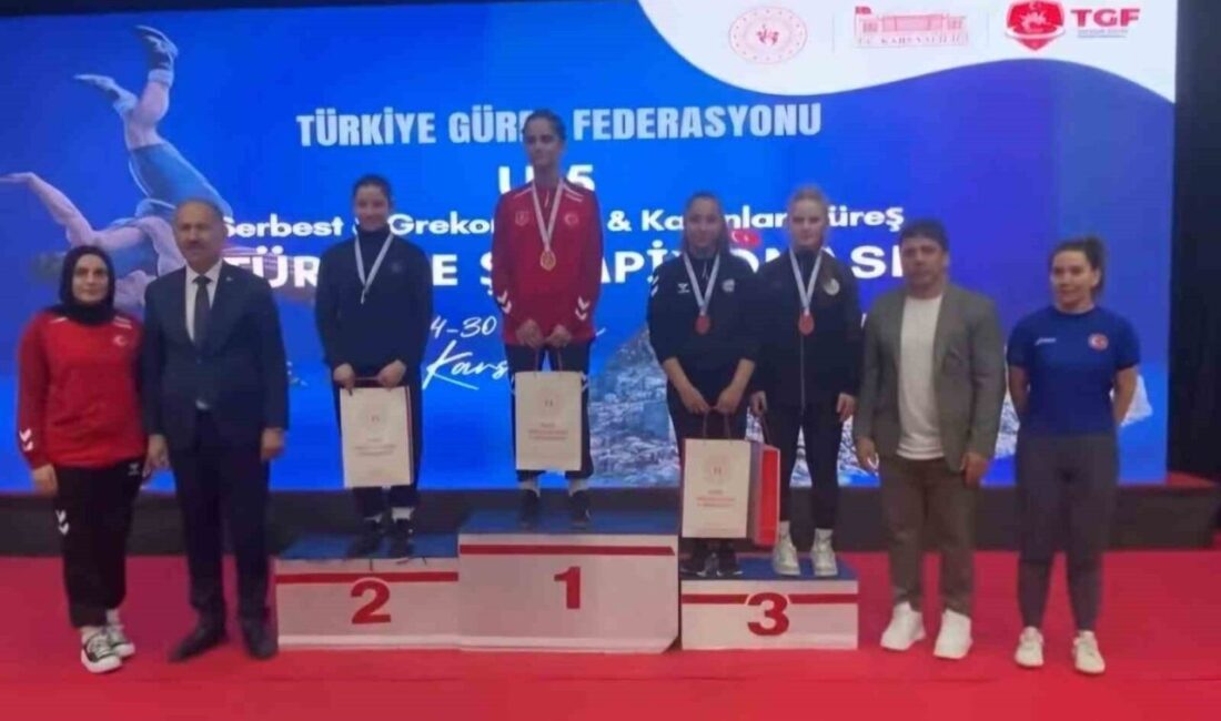 Muğla’nın Köyceğiz ilçesinden Ayça Çomak 54 kilo da güreşerek Türkiye