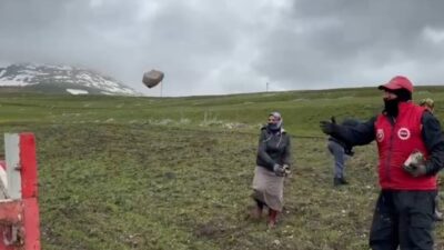 Ardahan’ın Damal ilçesindeki köylüler, ekim sezonu öncesinde tarlalarda taş temizliği