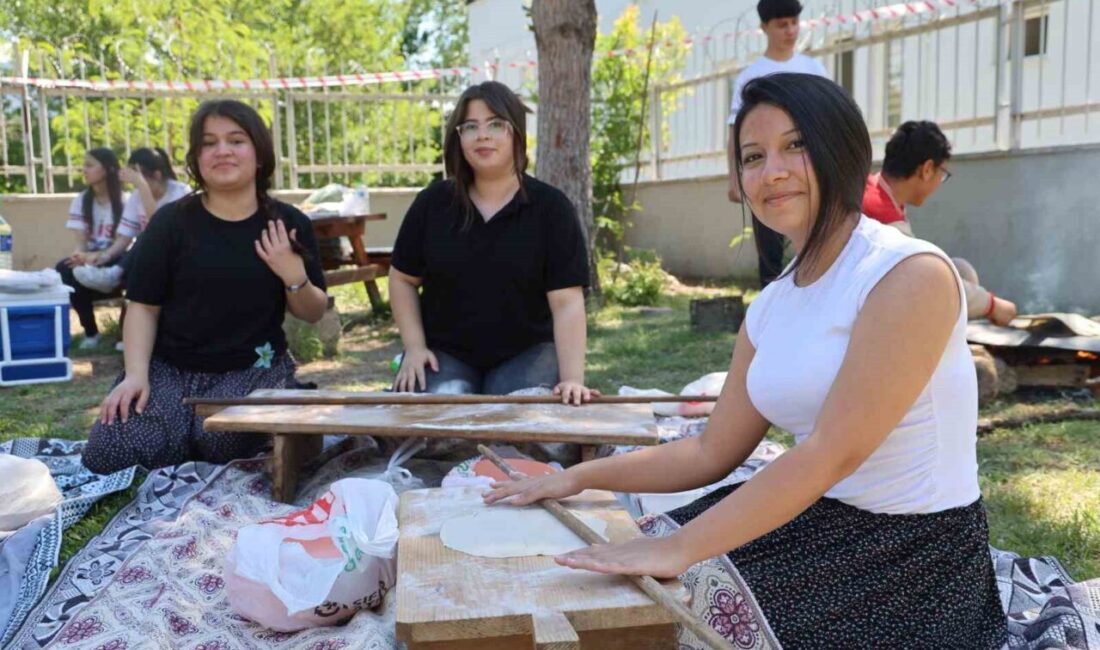 Adana’nın Kozan ilçesinde lise öğrencileri, okula forma yerine şalvarlarıyla gelerek