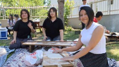 Adana’nın Kozan ilçesinde lise öğrencileri, okula forma yerine şalvarlarıyla gelerek