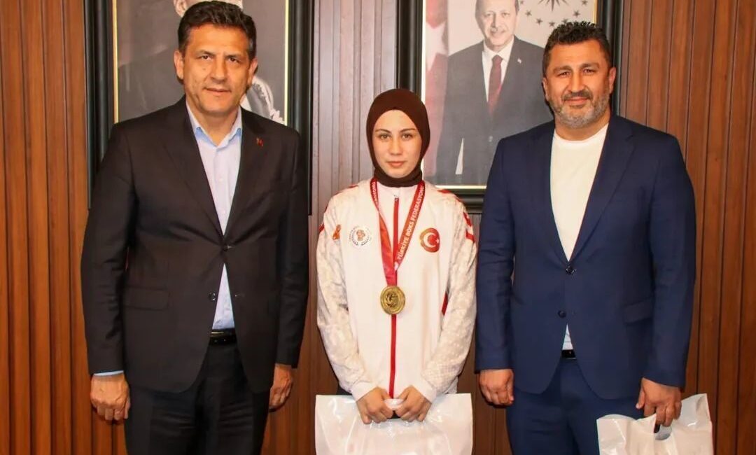Adana’nın Kozan ilçesinde yaşayan milli sporcu Azranur Çetin, Senegal’de düzenlenecek