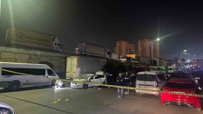 Küçükçekmece’de polisin “dur” ihtarına uymayan otomobil, olay yerinden kaçmaya çalıştı.