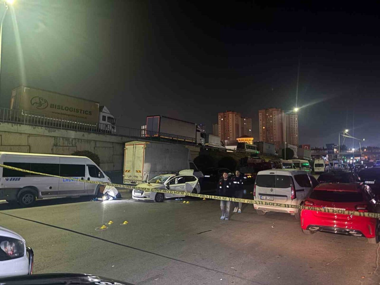 Küçükçekmece’de polisin “dur” ihtarına uymayan otomobil, olay yerinden kaçmaya çalıştı.