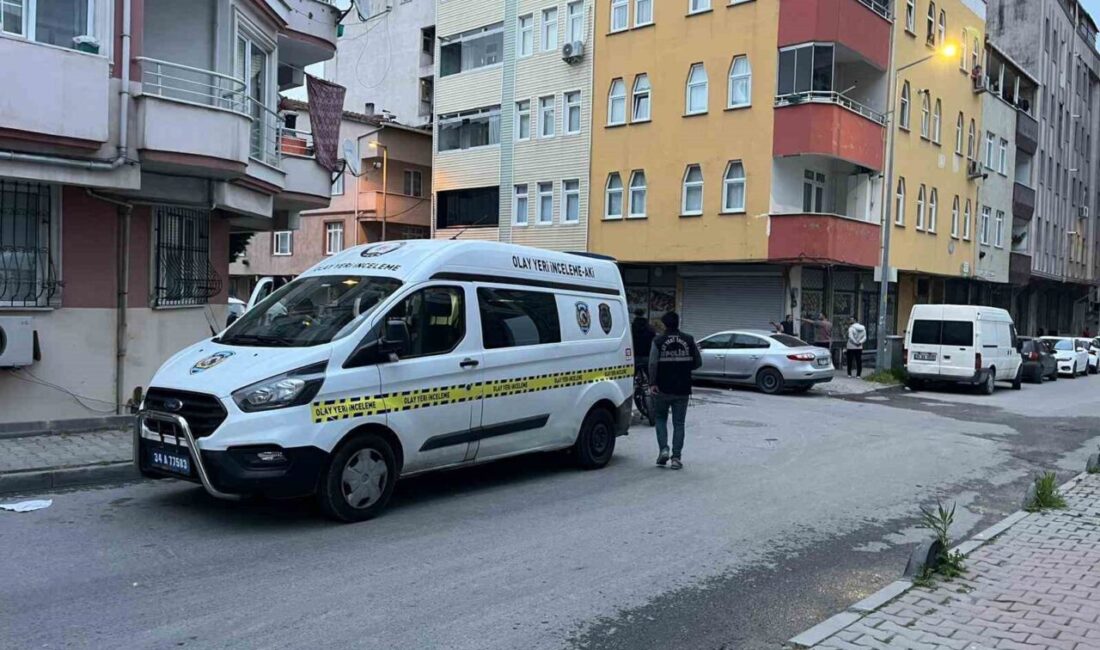 Küçükçekmece’de motosikletli 2 kişi ile sokakta karşılaştıkları husumetlileri arasında çıkan