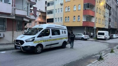 Küçükçekmece’de motosikletli 2 kişi ile sokakta karşılaştıkları husumetlileri arasında çıkan