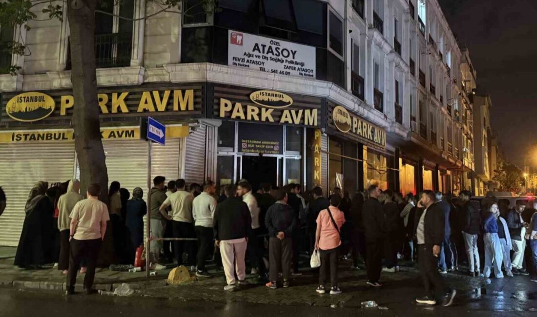Küçükçekmece’de iş yerinde çıkan yangında 3 kişi dumandan etkilendi. Yangın