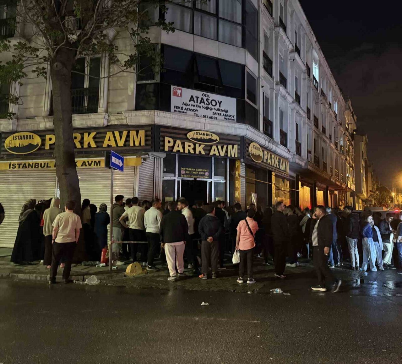 Küçükçekmece’de iş yerinde çıkan yangında 3 kişi dumandan etkilendi. Yangın