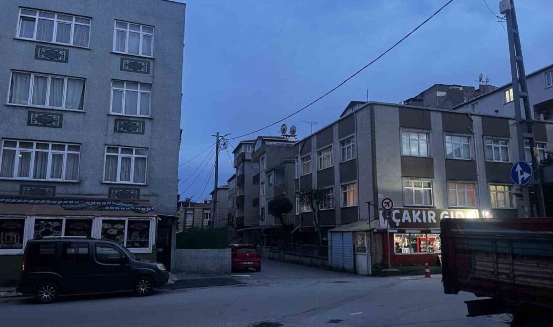 Küçükçekmece bir kahvenin önünde meydana gelen silahlı saldırıda 3 kişi