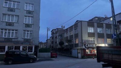 Küçükçekmece bir kahvenin önünde meydana gelen silahlı saldırıda 3 kişi