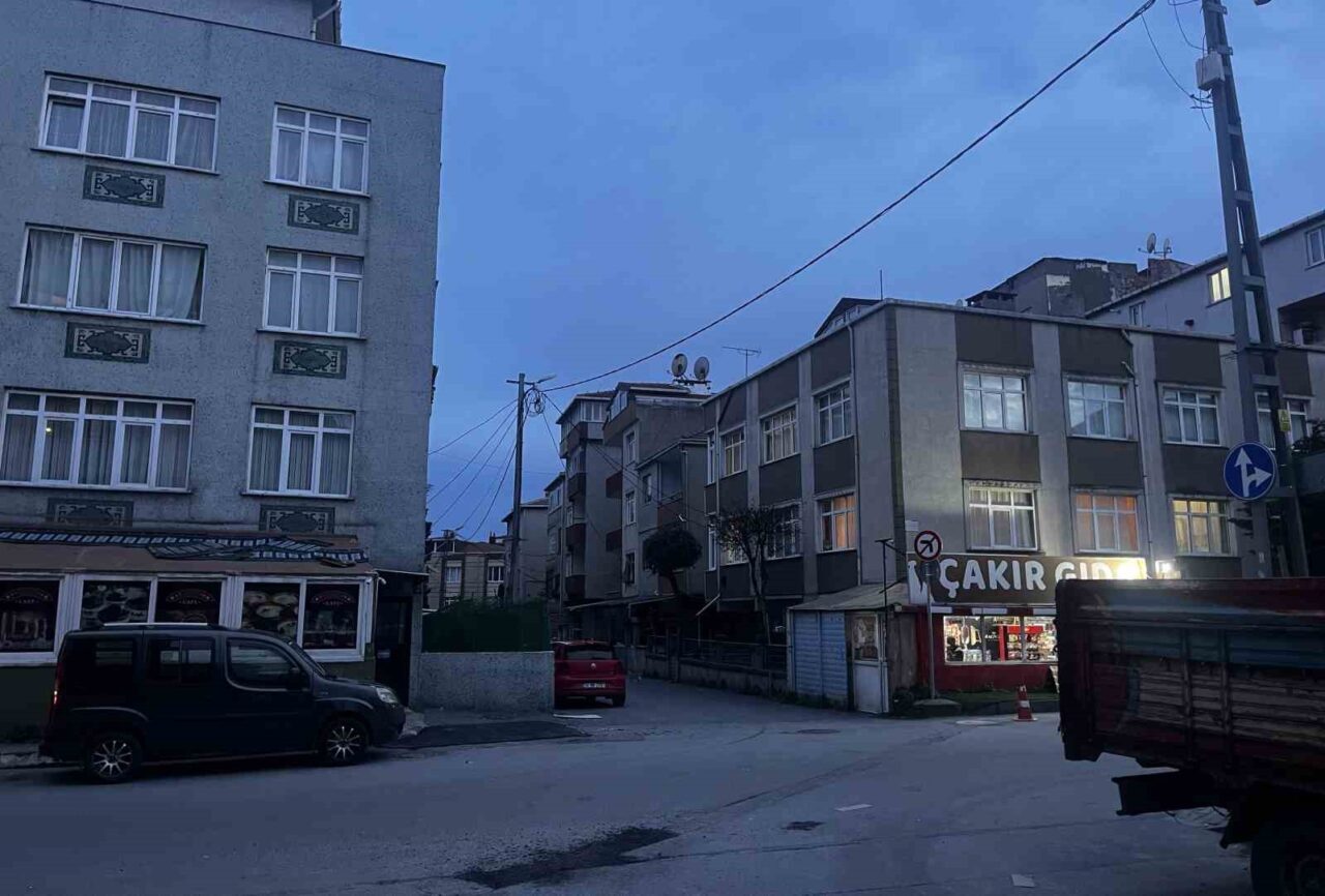 Küçükçekmece bir kahvenin önünde meydana gelen silahlı saldırıda 3 kişi