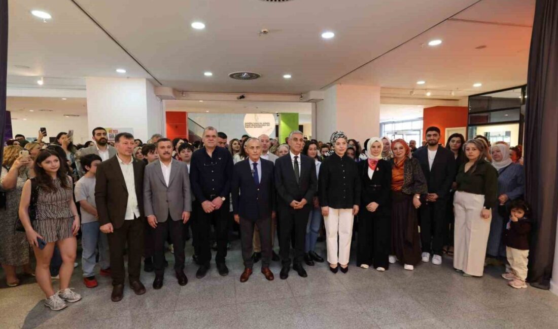 Küçükçekmece’de 102 öğrencinin, 124 eserinin yer aldığı ‘Kendi Gölgemde’ adlı