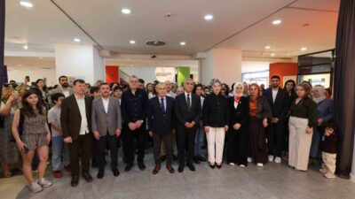 Küçükçekmece’de 102 öğrencinin, 124 eserinin yer aldığı ‘Kendi Gölgemde’ adlı