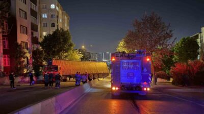 Küçükçekmece’de palet yüklü tır, rampayı çıktığı sırada geri geri kayarak