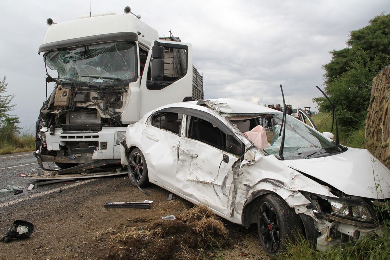 Manisa’nın Kula ilçesinde 1 tır, 1 traktör ve 3 otomobilin