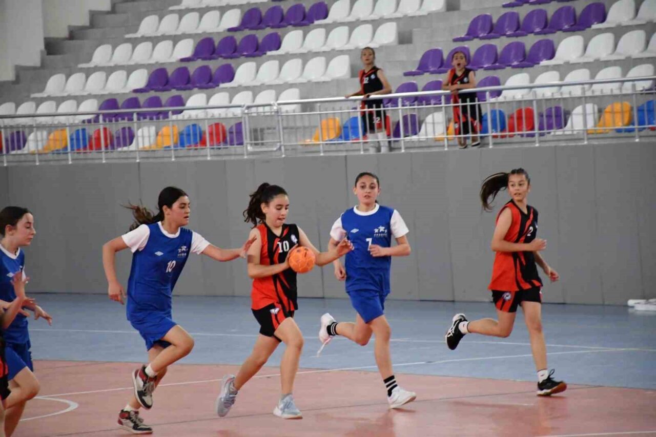 Afyonkarahisar’da gerçekleştirilen ‘Kulüpler Hentbol Minik Kızlar İl Birinciliği Müsabakaları’ sona