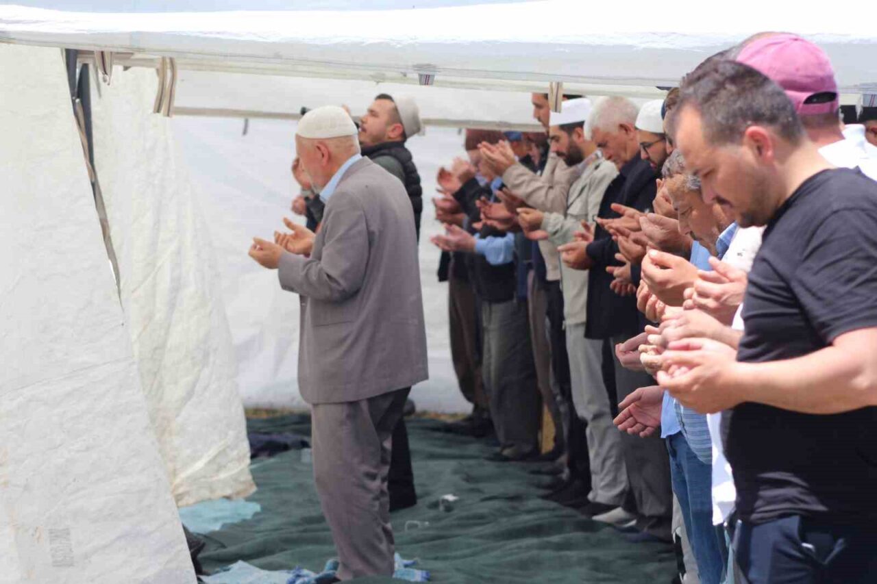 Türkiye’nin en kurak yörelerinden biri olan Konya’nın Karapınar ilçesinde vatandaşlar,