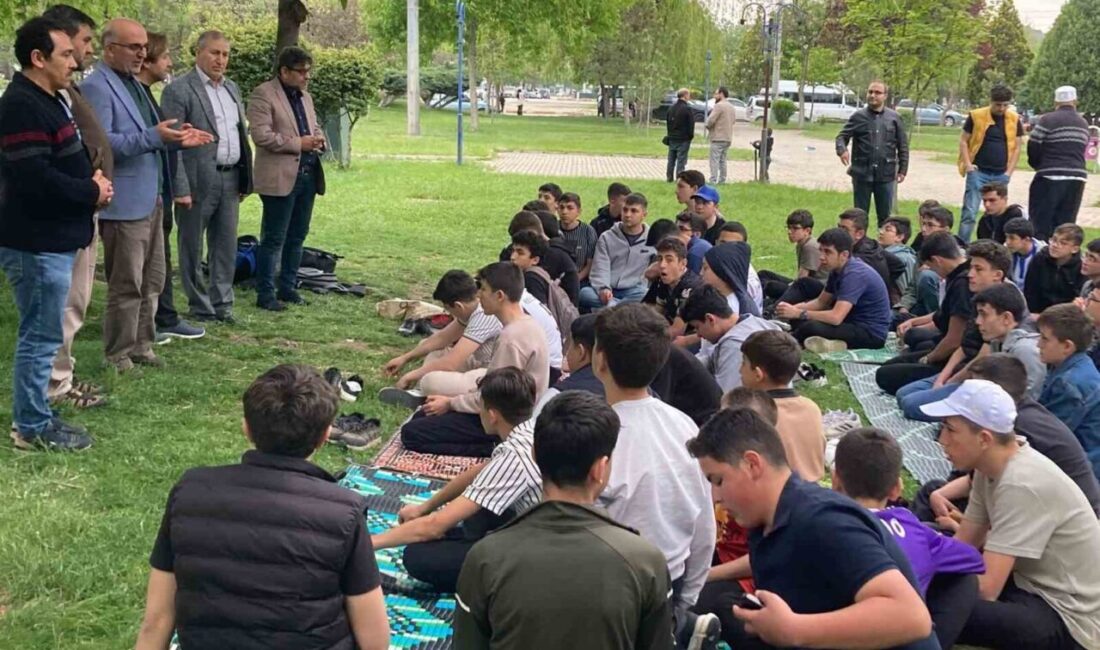 Afyonkarahisar’da faaliyet gösteren Miftah Kur’an Kursu tarafından gerçekleştirilen piknikte öğrenciler