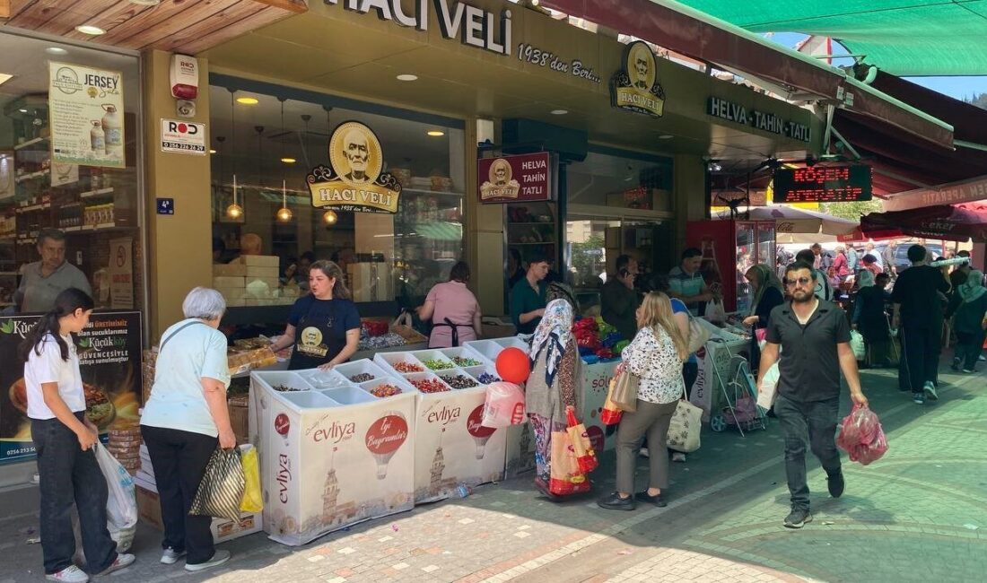 Aydın’da Kurban Bayramı arife günü çarşı ve pazarlarda hareketlilik yaşandı.