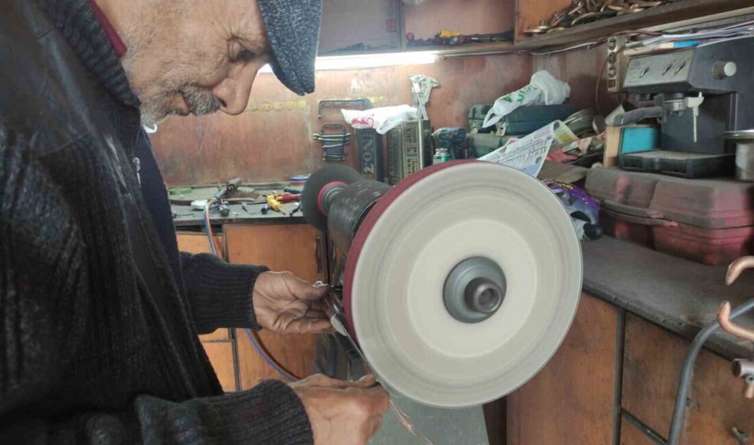 Kurban Bayramı’na sayılı günler kala Ardahan’da kurban kesecek vatandaşlar bıçaklarını