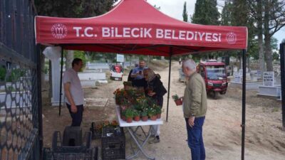 Bilecik’te Kurban Bayramı’nın ilk gününde mezarlıkları ziyaret eden vatandaşlara çiçek