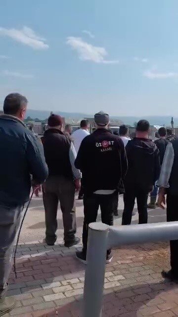 Bursa’da kurbanlık hayvan pazarında çıkan kavgada ortalık karıştı. Tarafları ayırmak