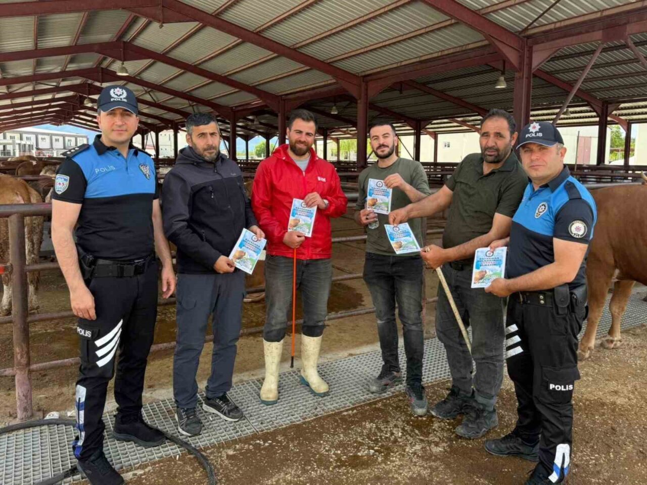 Erzincan’da polis ekipleri, Kurban Bayramı öncesinde yoğunluğun yaşandığı hayvan pazarlarında
