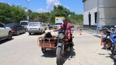 Adana’da kurbanlıkların otomobillerin bagajında, koltuklarında ve sepetli motosikletlerle taşınması ilginç