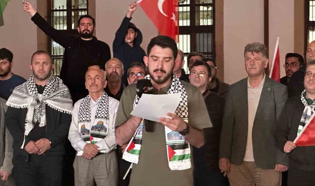 Sakarya’da düzenlenen gösteride İsrail’in Küresel Sumud Filosu’na uluslararası sularda gerçekleştirdiği