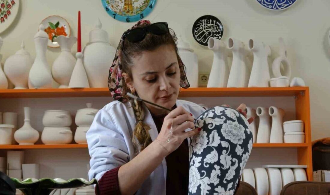 Katıldığı sergide ilgi duyduğu ve hobi olarak öğrendiği çini sanatını