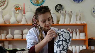 Katıldığı sergide ilgi duyduğu ve hobi olarak öğrendiği çini sanatını