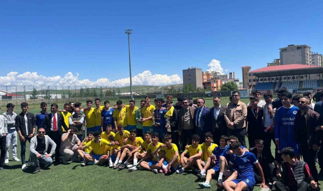 Siirt’in Kurtalan ilçesinde Liseler Arası Futbol Turnuvasının Şampiyonu Kayabağlar ÇPL