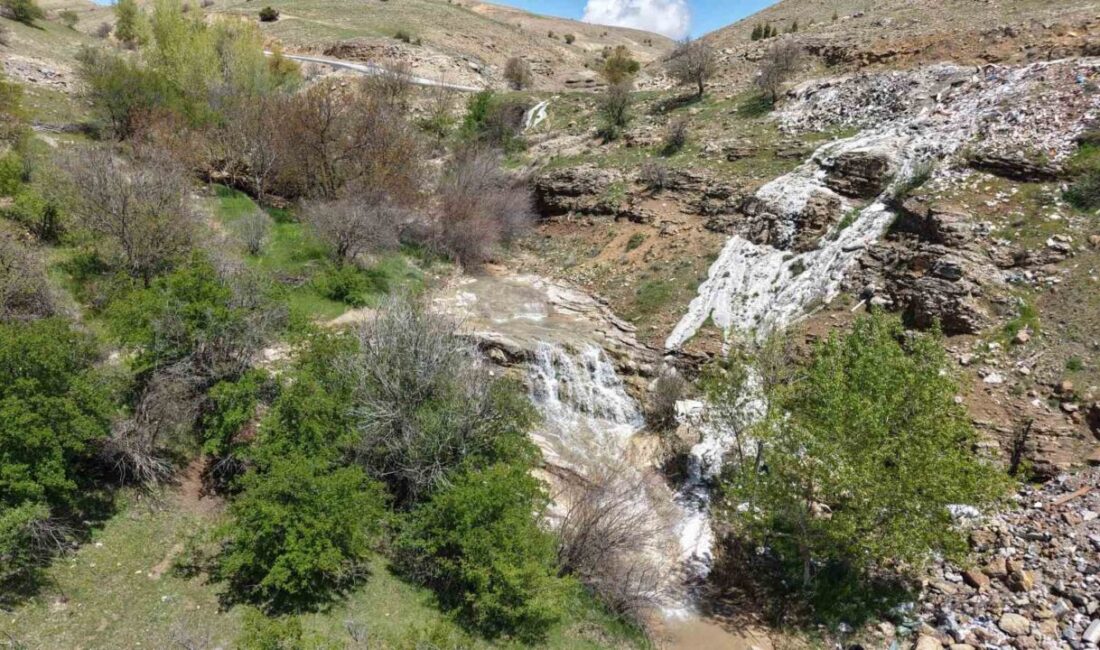 Elazığ’da kuruyan 70 yıllık Sudökülen Şelalesi yağışlarla birlikte yeniden canlandı.
