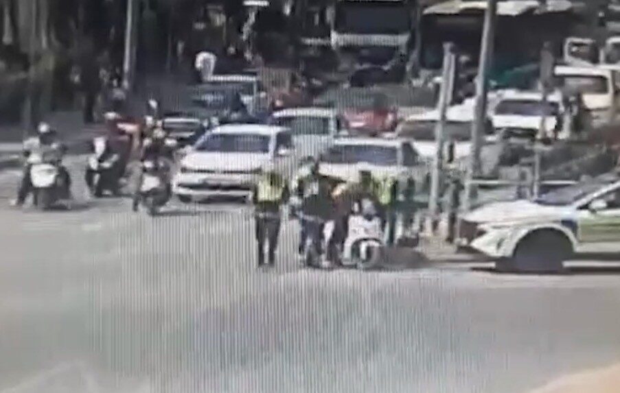 Kayseri’de nefes borusuna cisim kaçan kuryeyi polisin ‘heimlich’ manevrası kurtardı.