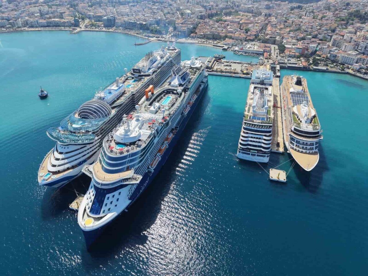 Aydın’ın Kuşadası ilçesine dört gemi ile 10 bin 800 turist