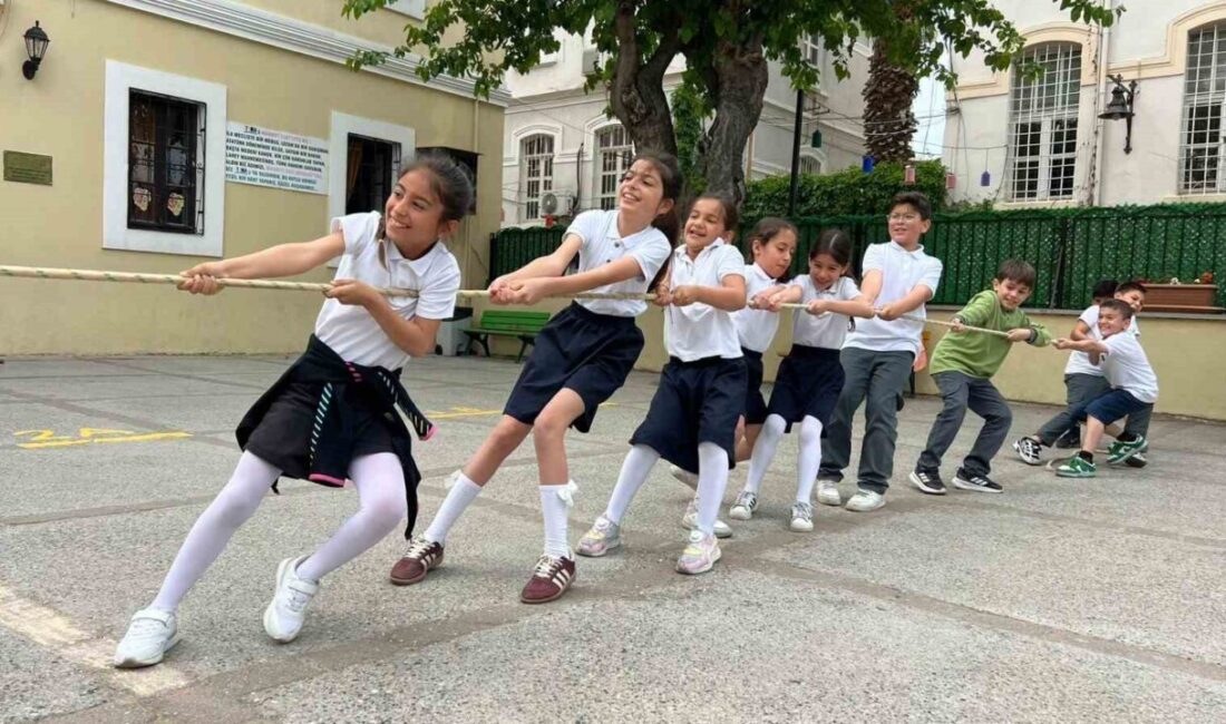 Aydın’ın Kuşadası ilçesinde düzenlenen Çocuk Atletizm Şenliği’nde minik öğrenciler kurulan