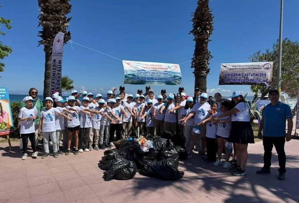 Aydın’ın Kuşadası ilçesinde düzenlenen ’deniz çöpü toplama etkinliği’ kapsamında öğrenciler
